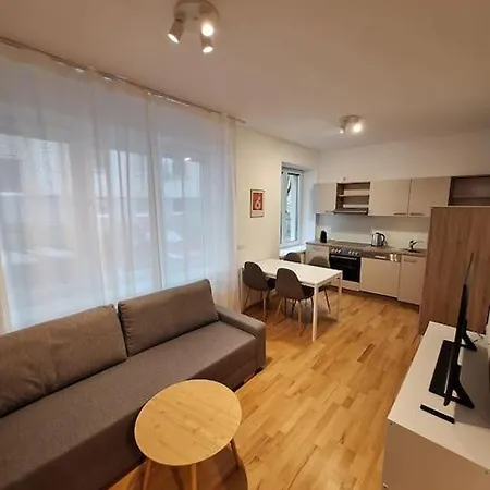With Terrace And Parking Space Λιντς